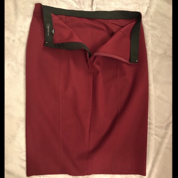 Ann Taylor Burgundy Stretch Pencil Skirt, size 4 - Picture 6 of 7